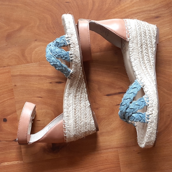 Vince Camuto wedge sandal - Picture 3 of 11